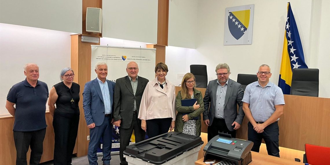 CIK BiH preuzeo 174 optička skenera za pilot projekt uz podršku USAID-a