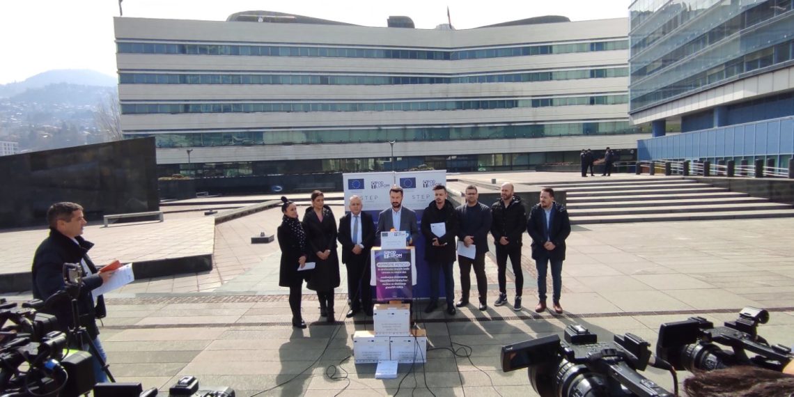 45 days left for election reform: Coalition „Pod lupom” submitted 92,000 citizens’ signatures to the BiH Parliament for the introduction of new technologies in the election process